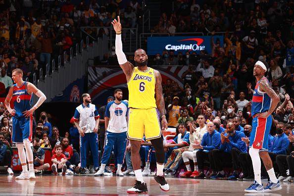 开云体育app-詹皇超越马龙寒冬却未远去 里程碑之夜再变里程悲