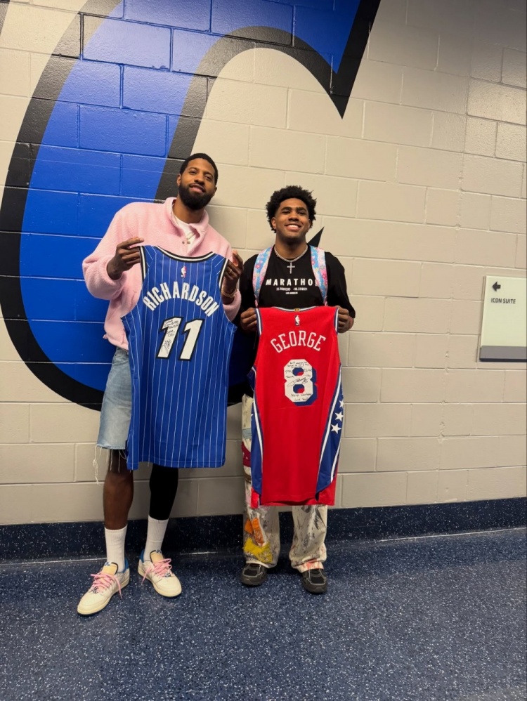 差着辈分!乔治和魔术理查德森合影 后者曾是乔治AAU球队球员