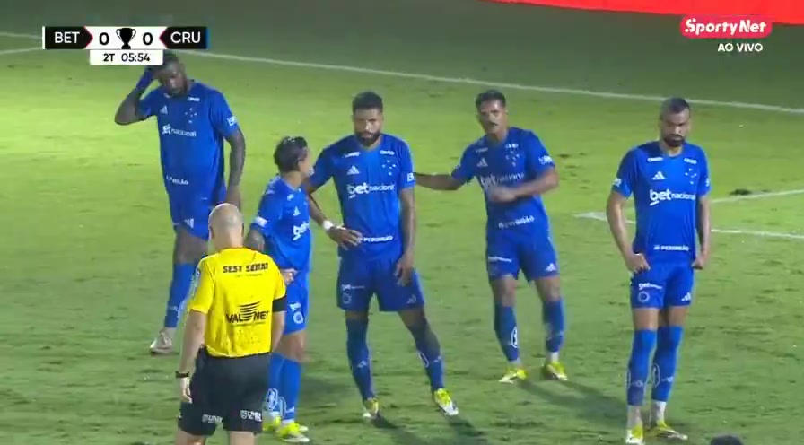 开云体育-人有三急！克鲁塞罗门将比赛时申请上厕所，导致比赛暂停近4分钟